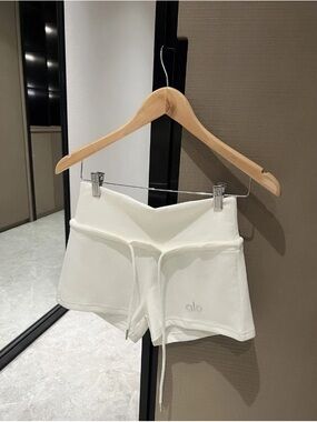 Alo yoga shorts, white, size M